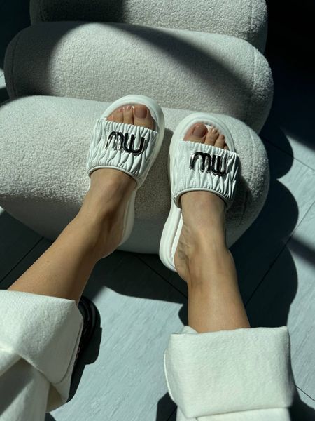 Шльопанці в стилі Miu Miu білі 834 фото
