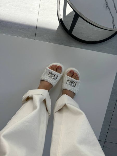 Шльопанці в стилі Miu Miu білі 834 фото
