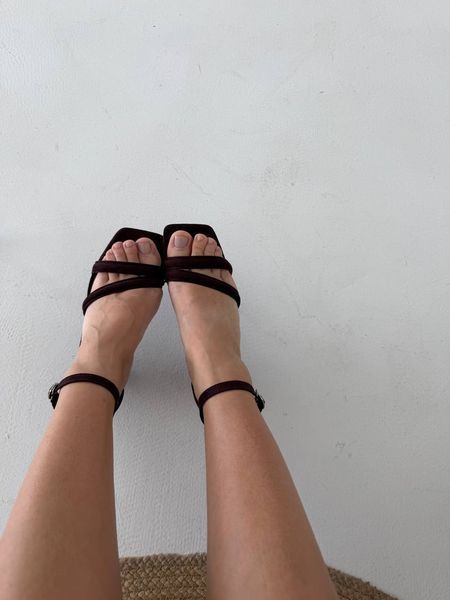 Шоколадні замшеві босоніжки на стійких підборах з квадратним носком 1778 фото