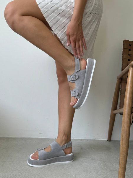 Босоніжки з металевими пряжками сірі 600 фото