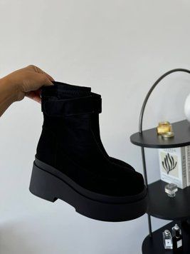 Зимові черевики на суцільній платфорні з фіксуючою липучкою чорні замшеві 1085 фото