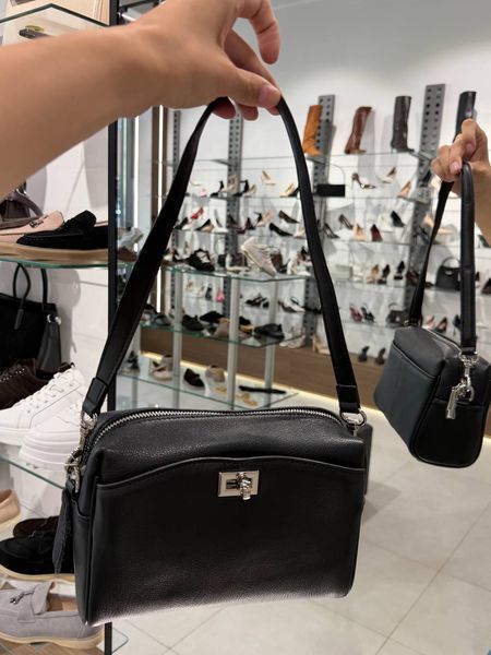 Чорна шкіряна сумка крос-боді з практичною передньою кишенею на поворотному замочці та сріблястою фу 2410 фото