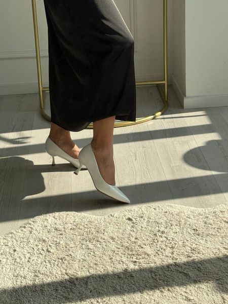 Туфлі з гострим носком на маленькому каблуці білі 394 фото
