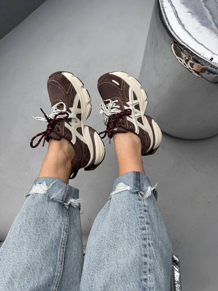Кросівки з натуральної замші в шоколадному кольорі у трендовому дизайні 1729 фото
