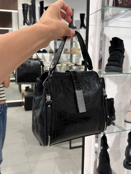 Стильна міні-сумка із лакованої шкіри з 'крижаним' ефектом та широким декоративним ремінцем 2416 фото