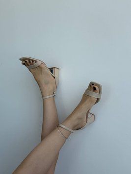 Мінімалістичні бежеві босоніжки на зручному каблуці 2099 фото