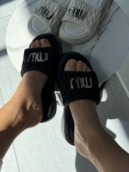 Шльопанці в стилі Miu Miu чорні 833 фото