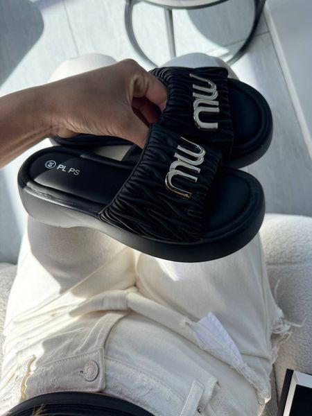 Шльопанці в стилі Miu Miu чорні 833 фото