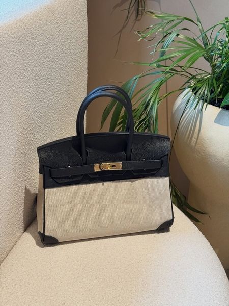 Сумка виконана в ефектному поєднанні чорної шкіри і світлого канвасу з золотистою фурнітурою 2348 фото